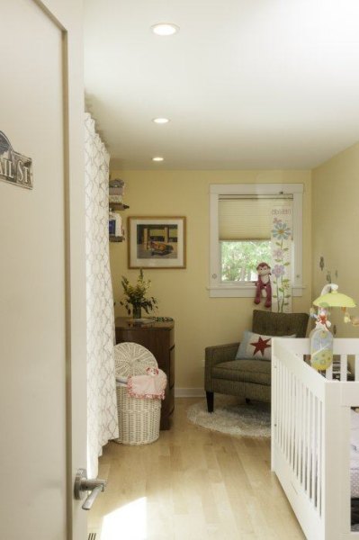 Mid-Century Split Level: Child's bedroom 2