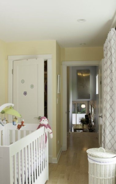 Mid-Century Split Level: Child's bedroom 1