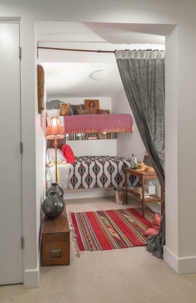 Bucktown Rehab for Two Artists: Guest bedroom