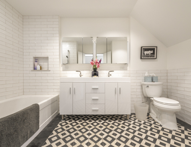 Bucktown Rehab for Two Artists: Master bathroom